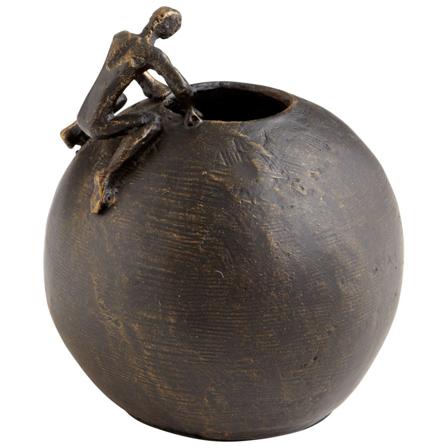 Small exploring sculpture - The Nifty Decor