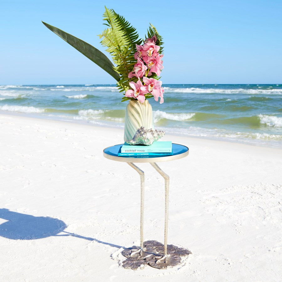 Round table with webbed feets - The Nifty Decor