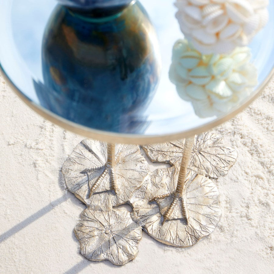 Round table with webbed feets - The Nifty Decor