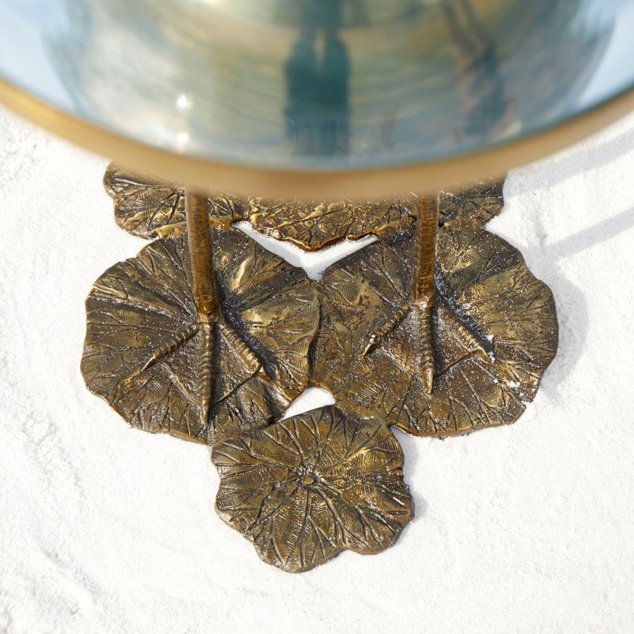 Round table with webbed feets - The Nifty Decor