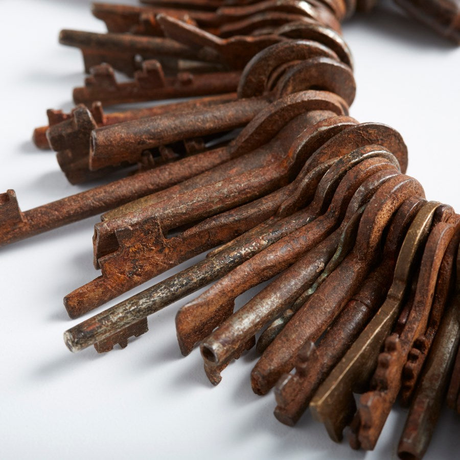 Rusted keys circular sculpture - The Nifty Decor