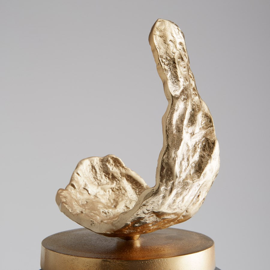 Urn with dried golden bark lid - The Nifty Decor