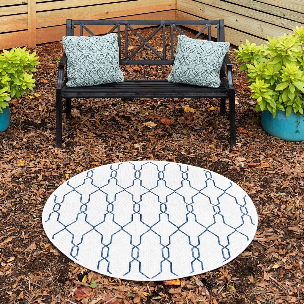 Outdoor Links Trellis Rug - The Nifty Decor