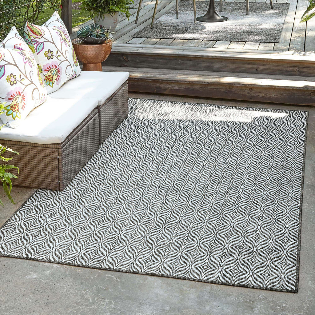Outdoor Deco Trellis Rug - The Nifty Decor