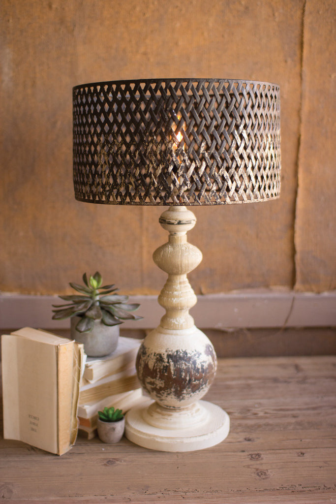 Table lamp with round metal base - The Nifty Decor
