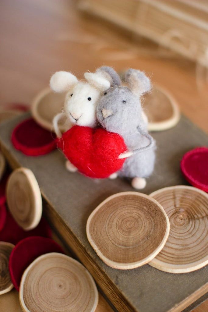 Set of 2 felt mice with heart - Bombay Mercantile