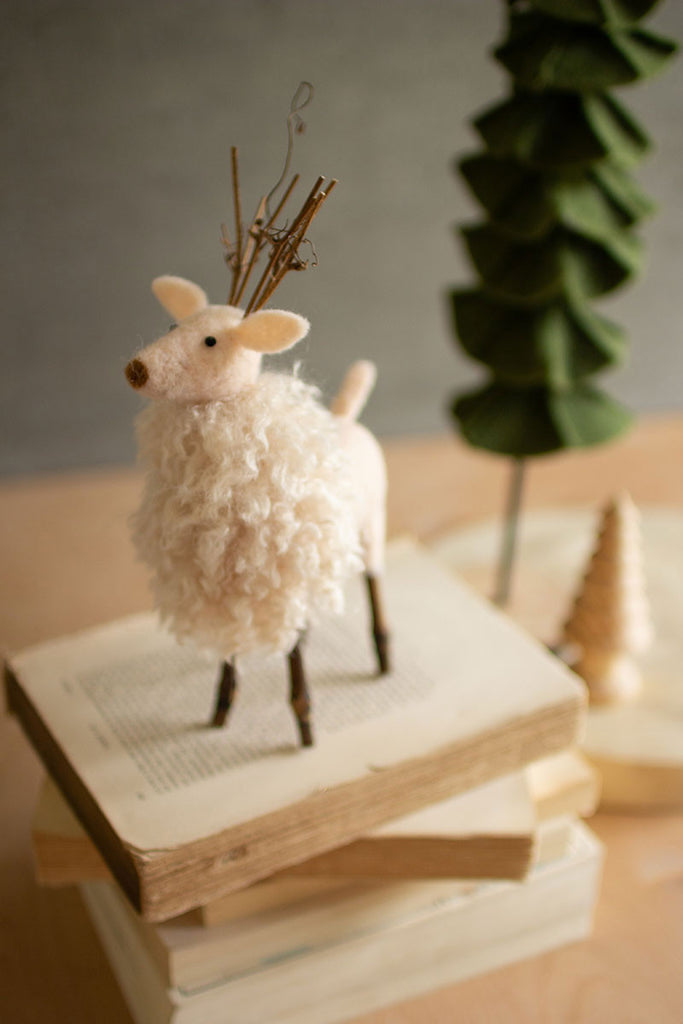 Pink felt deer - The Nifty Decor