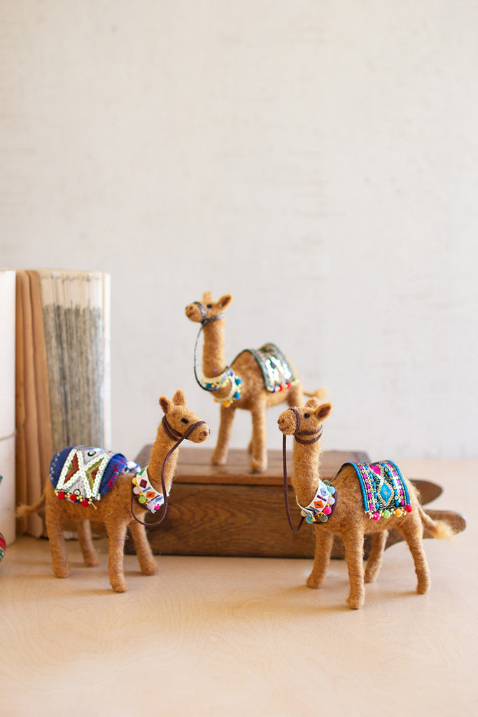 Set of 3 felt Christmas camels - The Nifty Decor