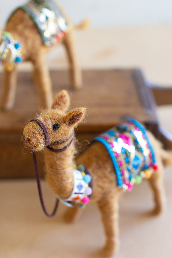 Set of 3 felt Christmas camels - The Nifty Decor