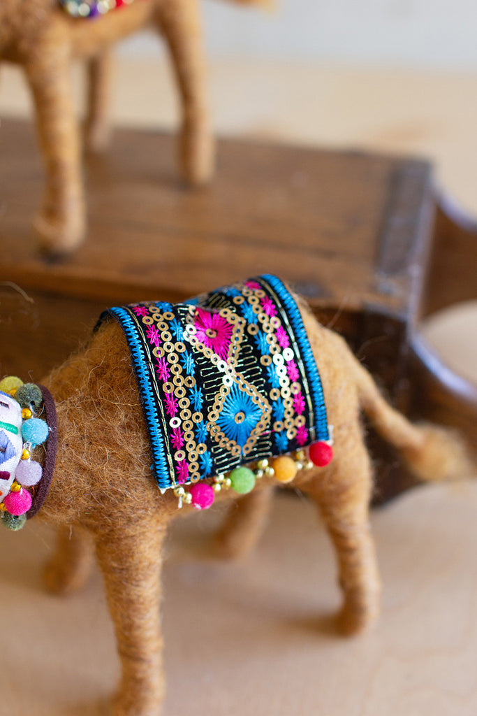 Set of 3 felt Christmas camels - The Nifty Decor