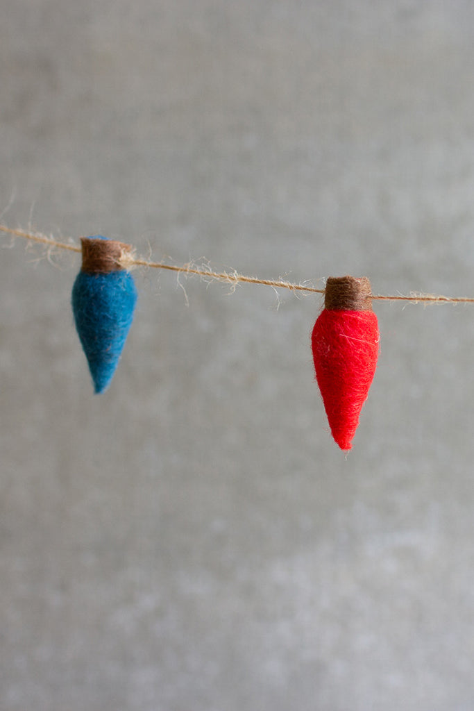 Felt Christmas bulb garland - The Nifty Decor