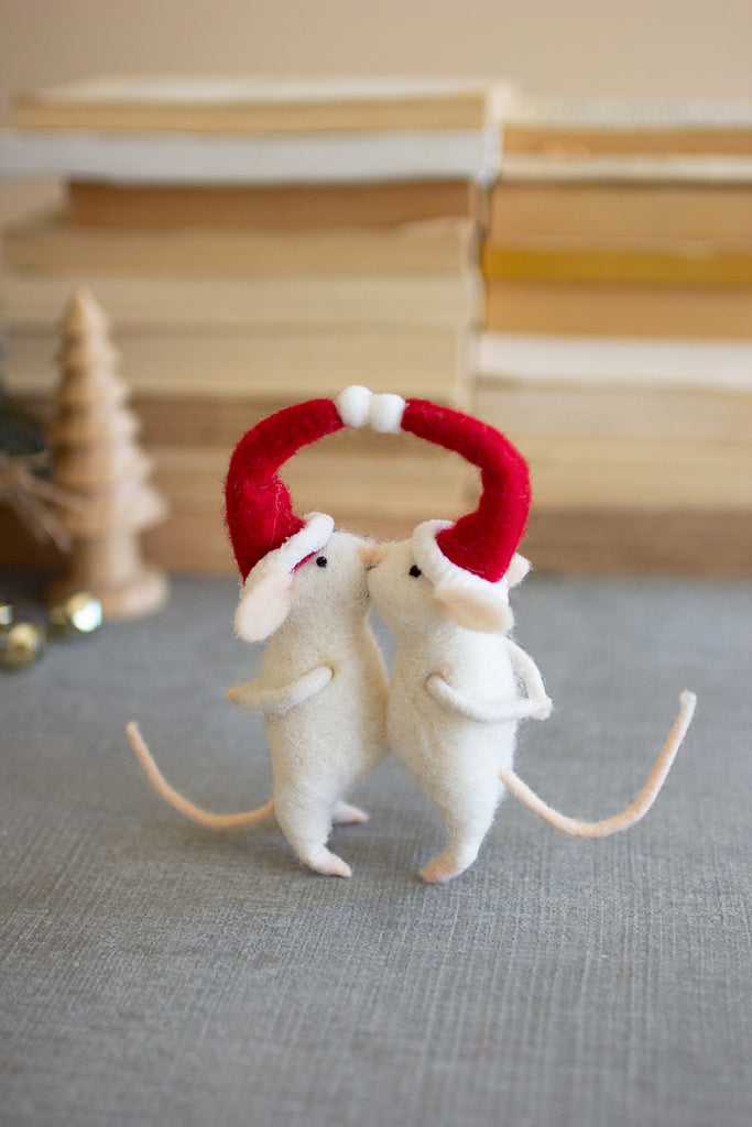 Kissing felt Christmas mice - The Nifty Decor