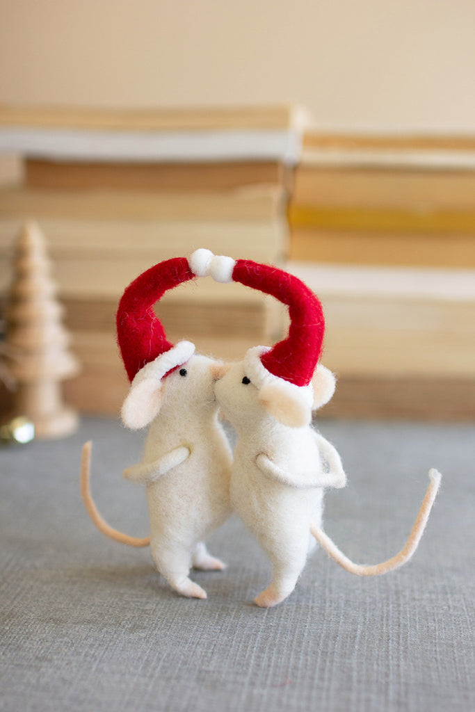 Kissing felt Christmas mice - The Nifty Decor