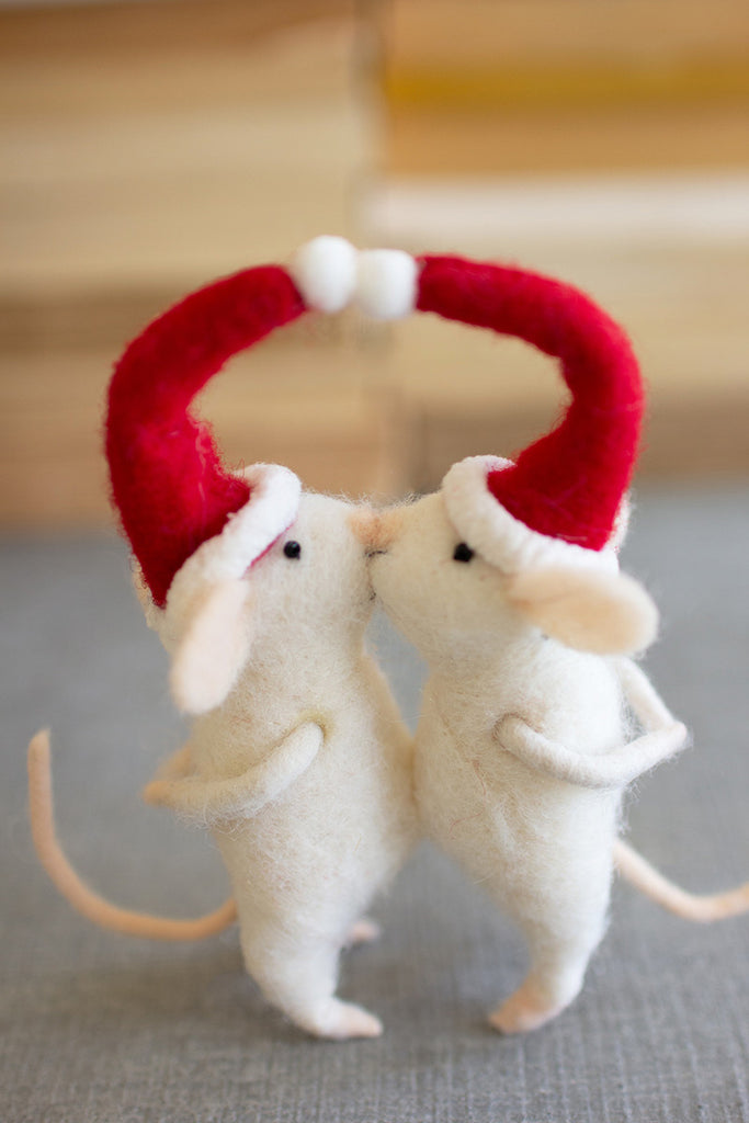 Kissing felt Christmas mice - The Nifty Decor