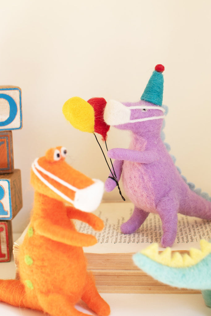 Set of 3 felt dinosaurs with masks - Bombay Mercantile