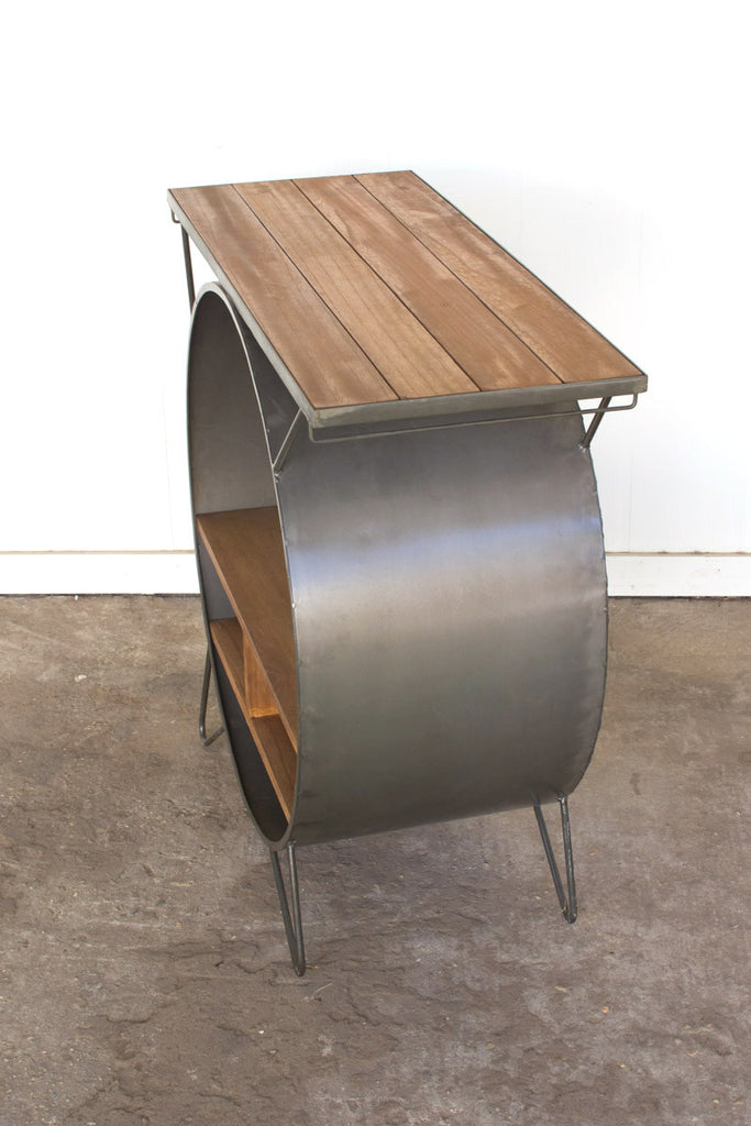 Round metal console - The Nifty Decor