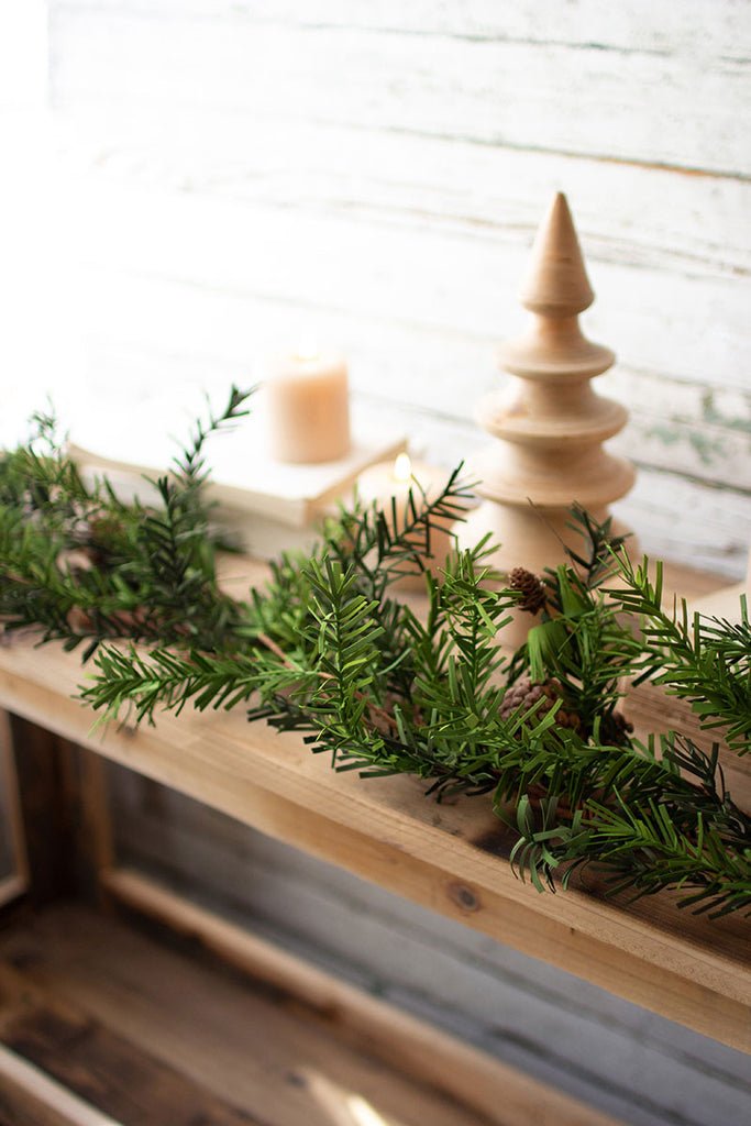 Pine garland with pinecones - The Nifty Decor
