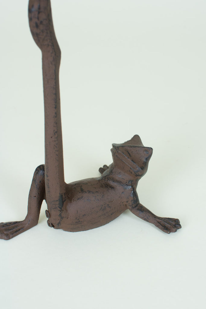 Frog paper towel holder - The Nifty Decor