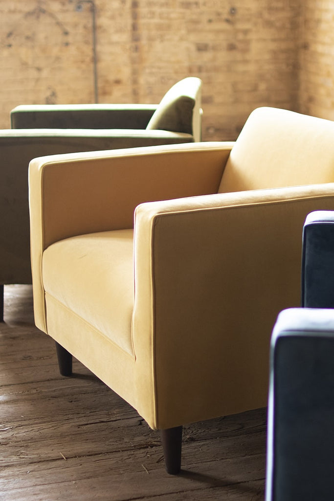 Velvet club chair \ honey - The Nifty Decor